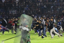 Hơn 300 người thương vong trong vụ giẫm đạp tại SVĐ bóng đá ở Indonesia