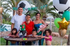 Kỳ nghỉ ‘sang chảnh’ của gia đình siêu sao Cristiano Ronaldo