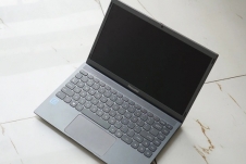 Laptop Việt Masstel E140 chạy hệ điều hành Windows 10 với chi phí thấp