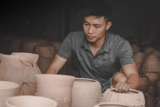Người trẻ “giữ lửa” cho nghề làm gốm sành Hương Canh