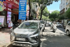 Đề xuất dừng thu phí ôtô đỗ dưới lòng đường