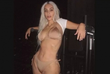 Kim Kardashian tung ảnh sexy để quên Pete Davidson