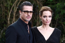 Angelina Jolie tố FBI bao che vụ Brad Pitt đổ rượu và túm đầu cô trên máy bay