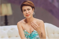 Ca sĩ Uyên Linh hát ca khúc 'Bên trên tầng lầu' chưa xin phép