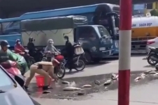 Hà Nội: Chiến sĩ CSGT hỗ trợ người dân nhặt hơn 1 tạ cá bị đổ giữa đường