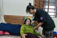 Gia Lai: Cô bé 14 tuổi trở thành trụ cột gia đình nuôi em nhỏ, chăm mẹ bại liệt