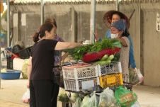 Hà Nội: Sắp xếp cho người dân vào chợ Sơn Đồng buôn bán sau khi báo NB&CL phản ánh