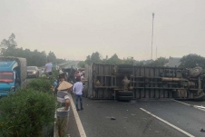 Hiện trường vụ tai nạn liên hoàn khiến cao tốc Hà Nội - Lào Cai tê liệt