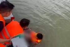 Lực lượng cứu hộ kịp thời vớt người phụ nữ hơn 50 tuổi nhảy cầu Long Biên