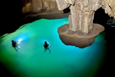 Phát hiện hồ nước khổng lồ 'lơ lửng' trong hang Thung ở Quảng Bình