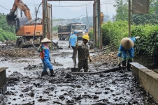 Hà Nội yêu cầu làm rõ trách nhiệm vụ tràn bùn thải tại bãi rác Nam Sơn