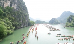 Nhiều địa điểm du lịch ở Ninh Bình thu hút đông du khách trong ngày đầu nghỉ lễ