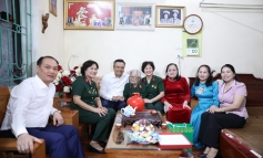 Chủ tịch UBND TP Hà Nội thăm, tặng quà thân nhân liệt sĩ, chiến sĩ Điện Biên