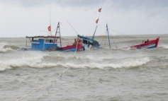 Gặp gió lốc khiến tàu câu mực bị chìm, 2 ngư dân Nghệ An mất tích
