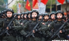 Các 'bóng hồng' Cảnh sát đặc nhiệm diễu binh kỷ niệm Chiến thắng Điện Biên Phủ