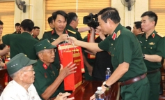 Đại tướng Phan Văn Giang thăm, tặng quà gia đình chính sách tại Quảng Trị