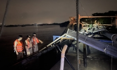 Cảnh sát bắt giữ 4 tàu cát tặc trên sông Hồng