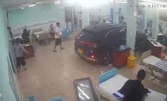 Ô tô đâm sập cửa kính, lao vào phòng cấp cứu Bệnh viện Nhi đồng Đồng Nai