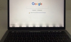 iFixit phát hiện lỗi hắt sáng trên màn hình Macbook Pro 2016