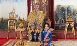Quốc vương Thái Lan bất ngờ tước mọi danh hiệu của Hoàng quý phi Sineenat Wongvajirapakdi