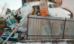 Kazakhstan: Máy bay chở 100 người bị rơi, hàng chục người thương vong