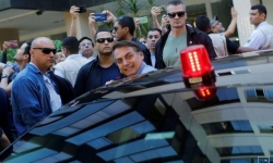 Tổng thống Brazil xuống phố bất chấp giãn cách xã hội
