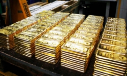Giá vàng thế giới 19/12: Vàng trượt giá trong khi các nhà đầu tư chờ đợi gói kích thích của Hoa Kỳ