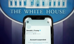 Twitter xóa các dòng chia sẻ mới của Trump trên tài khoản của chính phủ