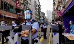Hong Kong phong toả khu vực có 10.000 người để xét nghiệm COVID bắt buộc