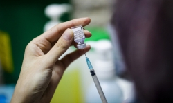 Liều vắc xin bổ sung của Pfizer từ một phép màu biến thành mớ hỗn độn