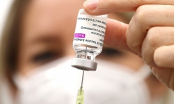 AstraZeneca tạm dừng thử nghiệm vắc xin ở trẻ em