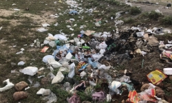 Hà Tĩnh hàng tấn rác thải nhựa tràn ngập bãi biển Xuân Hải