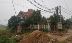 Quyền Chủ tịch UBND xã Thành Công xây nhà lấn hàng chục mét mương