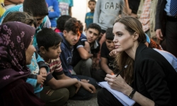 Khi Angelina Jolie làm từ thiện
