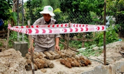 Tá hoả phát hiện 25 quả đạn súng cối dưới nền nhà dân Quảng Trị
