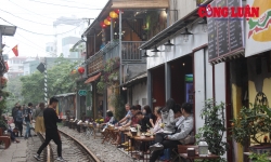 Hà Nội: Người dân đang đánh cược sinh mạng của mình với “Cafe đường tàu”