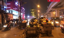 Hà Nội 'ngột ngạt' vì nạn tập kết, vứt rác thải bừa bãi