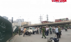 Nữ tài xế lái Mercedes tông hàng loạt xe máy, đổ cột đèn trên đường Hà Nội