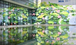 Họa sĩ Thu Thủy giành huy chương vàng thiết kế quốc tế với bức tranh hoa sen ở sân bay Nội Bài