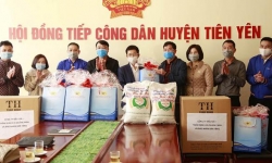 Hội Nhà báo Quảng Ninh trao 50 suất quà cho hộ nghèo tại huyện Tiên Yên