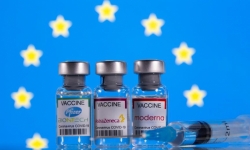 EU mở rộng lệnh cấm xuất khẩu vắc xin sang Anh