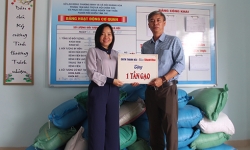 Báo Khánh Hòa trao 1 tấn gạo hỗ trợ cho Trung tâm Bảo trợ xã hội tỉnh