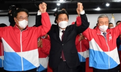 Đảng cầm quyền của Tổng thống Moon Jae-in thất bại trong cuộc bầu cử ở Seoul và Busan