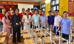 Phú Thọ: Trao tặng 50 bộ bàn ghế cho Trung tâm Bảo trợ trẻ em mồ côi tàn tật TP Việt Trì