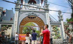 Hà Nội: Đền chùa đóng cửa, người dân hành lễ, thắp hương, vái vọng trước cổng chùa