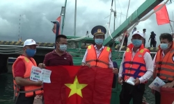Báo Người Lao Động trao tặng 1.000 lá cờ Tổ quốc đến với ngư dân Phú Quốc