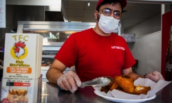 Hàng loạt chuỗi cửa hàng, các nhà chăn nuôi ở Mỹ chật vật vì thiếu cánh gà