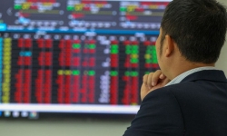 Cổ phiếu bank và chứng khoán tăng mạnh, Vn-Index chinh phục mốc 1.350 điểm