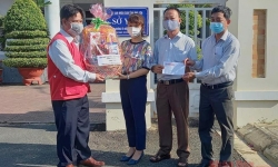 Hội nhà báo tỉnh Phú Yên tặng quà lực lượng phòng, chống dịch Covid-19