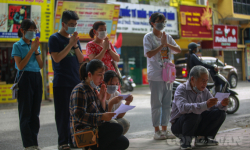 Hà Nội: Sĩ tử 'bốc đề thi' sau khi thắp hương, vái vọng trước cửa Văn Miếu – Quốc Tử Giám